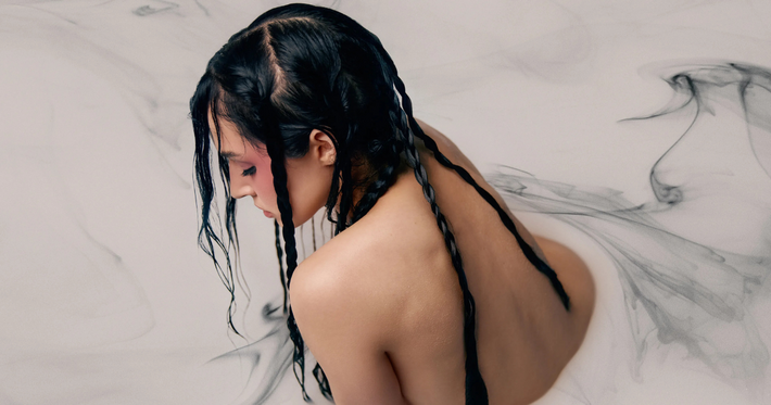 Náhledový obrázek k článku Z popové panenky metalovou hvězdou. Poppy míří do Prahy