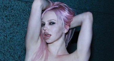 Náhledový obrázek k článku Další zářez slovenské provokatérky Adély. V hitu Ariany Grande září