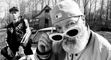 Náhledový obrázek k článku GLOSA: MGK olizuje zadek soše Davida Černého. Song s Fredem Durstem je plný překvapení