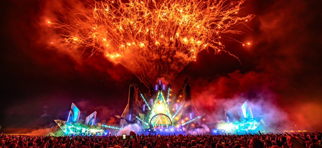 Obrázek k článku FOTO: Vesmírný Let It Roll přistál na břehu jezera. Festival se zabydlel v Mostě