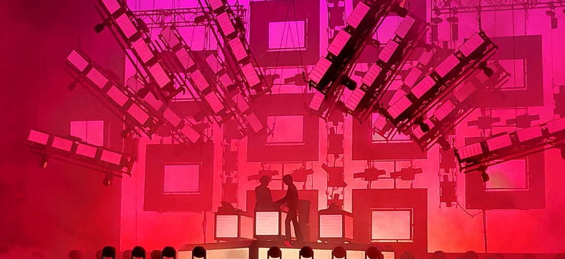 Obrázek k článku NAŽIVO: Světla, lasery a elektrický trans. Justice na Colours hypnotizovali