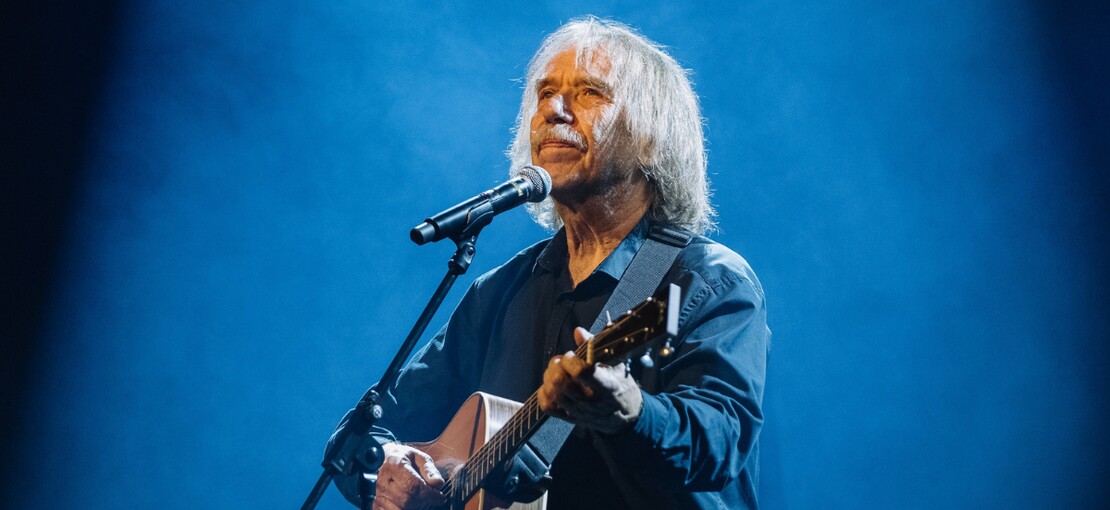 Obrázek k článku GLOSA: Jaromír Nohavica „rabem v říši srabů“. V klipu ukazuje i Cibulkovy seznamy