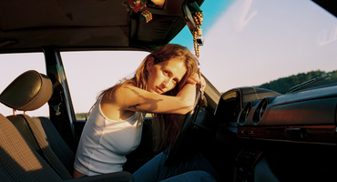 Náhledový obrázek k článku RECENZE: Česká písničkářka Marjari jde do světa. Může se poměřovat s těmi nejlepšími