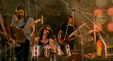 Náhledový obrázek k článku Pink Floyd jdou opět do kin. Legendární živák z Pompejí se dočkal nové verze
