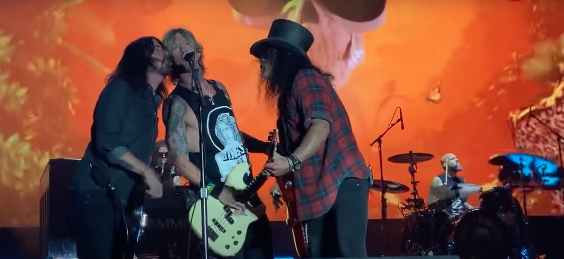Obrázek k článku Guns N’ Roses s Davem Grohlem přetáhli večerku. Odstřihli je