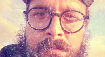 Náhledový obrázek k článku GLOSA: Každý si v sobě neseme své Sudety. Noční básník MĀG z nich udělal písně