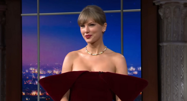 Náhledový obrázek k článku GLOSA: Taylor Swift vzala hvězdné hosty do devadesátek. Nový singl povyšuje hravý klip