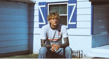 Náhledový obrázek k článku GLOSA: Reparát v Praze? Napravený průšvihář Machine Gun Kelly se vrací