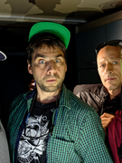 Náhledový obrázek k článku GLOSA: „Bondovka hadr.“ Homola utekl se synem z Dubaje, aby stihl začátek turné Wohnout