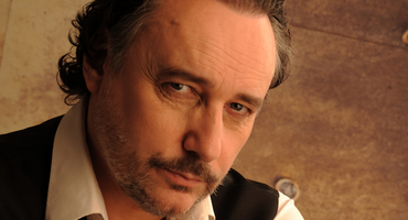 Náhledový obrázek k článku Peklo vánočních písní #5: Tenor na ledničce. Marian Vojtko překvapil klipem