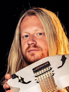 Náhledový obrázek k článku RECENZE: Adam Malík věří v poctivou rockovou muziku. Na debutu ho hlavně baví hrát