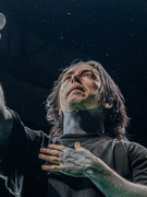 Náhledový obrázek k článku NAŽIVO: Ztělesněná agrese. Násilnický zpěvák Falling in Reverse poslal Prahu do vězení