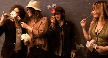 Náhledový obrázek k článku The Dandy Warhols slaví třicítku se Slashem i Blondie. Do Prahy vezou kytary i ironii
