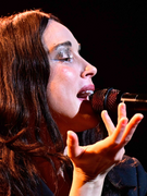 Náhledový obrázek k článku NAŽIVO: Kytarová bohyně v intimním rituálu. St. Vincent dojala Prahu