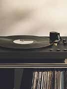 Náhledový obrázek k článku GLOSA: Konec gramofonové abstinence. Aneb jak snadné je spadnout do vinylů