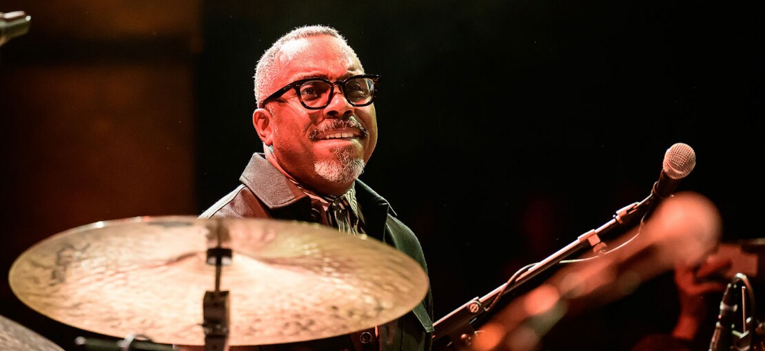 Obrázek k článku NAŽIVO: Bubenická smršť. Nate Smith na Prague Sounds oslavil nominace na Grammy