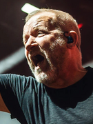 Náhledový obrázek k článku PREMIÉRA: David Koller natočil koncertní klip k Vězenkyni. Z Topolova textu stále mrazí