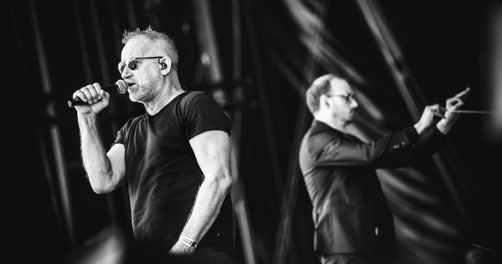 Náhledový obrázek k článku “Chci zas v tobě spát,” budil David Koller s filharmonií něžně Rock for People