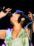 Náhledový obrázek k článku GLOSA: Kde sakra je? Prostopášná Raye hledá v nablýskaném retro singlu manžela