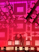 Náhledový obrázek k článku NAŽIVO: Světla, lasery a elektrický trans. Justice na Colours hypnotizovali