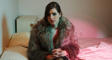 Náhledový obrázek k článku Ezra Furman málem rabínem. Teď rozparádí Prahu na vlnách Vltavy