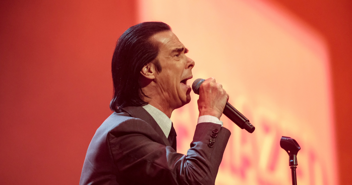 Náhledový obrázek k podcastu: Zdivočelý bůh Nick Cave. Noty vole po stopách génia, kazatele i truchlícího otce
