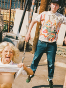Náhledový obrázek k článku RECENZE: Amyl & The Sniffers vyhrnují tričko v mezích zákona. Je to zábava
