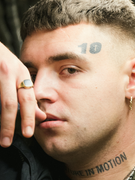 Náhledový obrázek k článku RECENZE: Svým hitem dobyl Letnou. Rapper Rohony se na albu nezalekl ani smrti