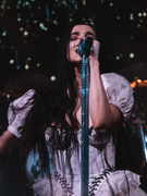 Náhledový obrázek k článku NAŽIVO: Bílá krajka a tvrdý řev. Hororová panenka Poppy chtěla Praze ukázat všechno