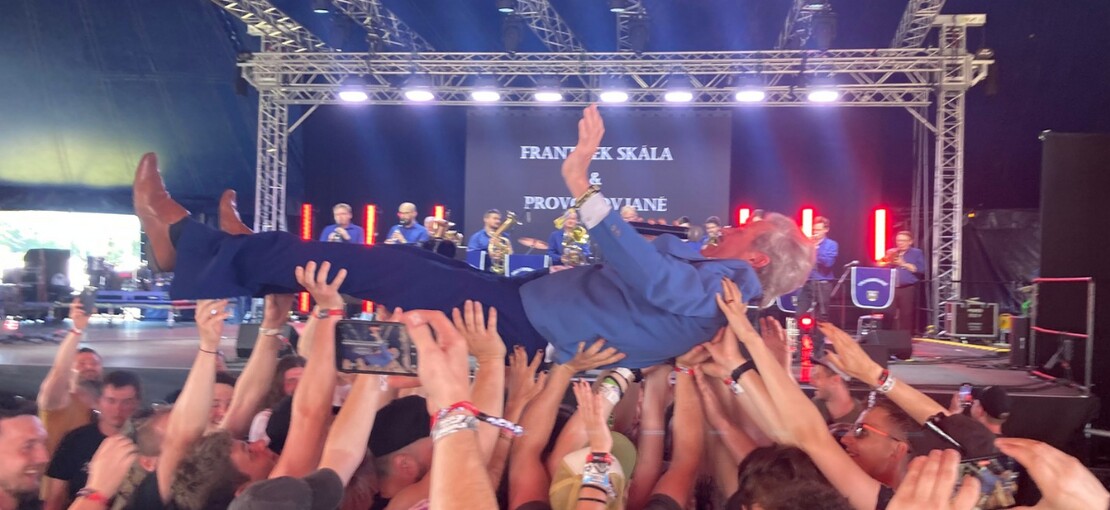 Obrázek k článku Démonem festivalu je František Skála. Rockeři ho nosili na rukou a on s nimi tančil valčík
