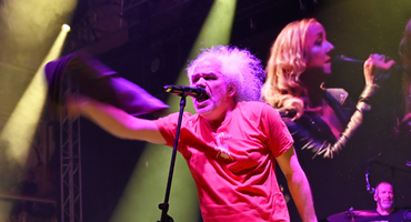 Náhledový obrázek k článku NAŽIVO: Hodně vostrej rokenrol. „Je to zlý,“ zpíval znovu Ambrož s Hudbou Praha