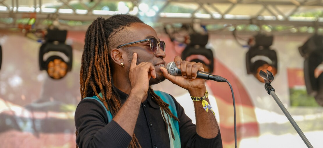 Obrázek k článku Kouzlo malých pódií Rock for People. Junior Dell vnesl mezi tvrďáky pohodu