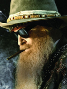 Náhledový obrázek k článku Billy Gibbons slaví 75 let. Hrál v ZZ Top i bronzovému Havlovi