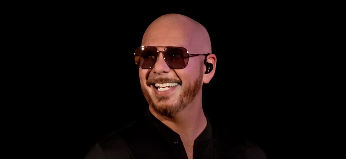 Obrázek k článku Srdcař se smyslem pro humor. Rapper Pitbull označkuje Letňany