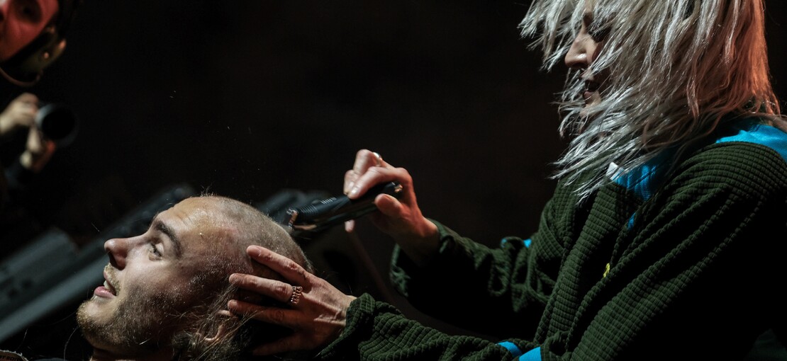 Obrázek k článku GLOSA: Kadeřnický výkon Emily z Linkin Park baví internet.  Mullet nebo skullet?