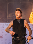 Náhledový obrázek k článku Papa Roach na Rock for People ožehli lid plameny. Léčil doktor Healy z The 1975