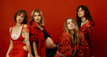 Náhledový obrázek k článku Peklo vánočních písní #1: Pojďme se milovat, vzývá Vesna protiválečného Ježíška