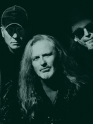 Náhledový obrázek k článku Kabát oznamuje turné. Všichni fanoušci budou VIP a Hurvajs se shání po chlebíčcích