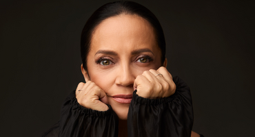 Náhledový obrázek k článku GLOSA: Bačkory místo neposlušných tenisek. Lucie Bílá se stala matkou národa v papučích