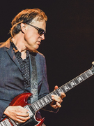 Náhledový obrázek k článku GLOSA: Nezastavitelný Bonamassa. Vlaštovky z nové desky slibují solidní zářez