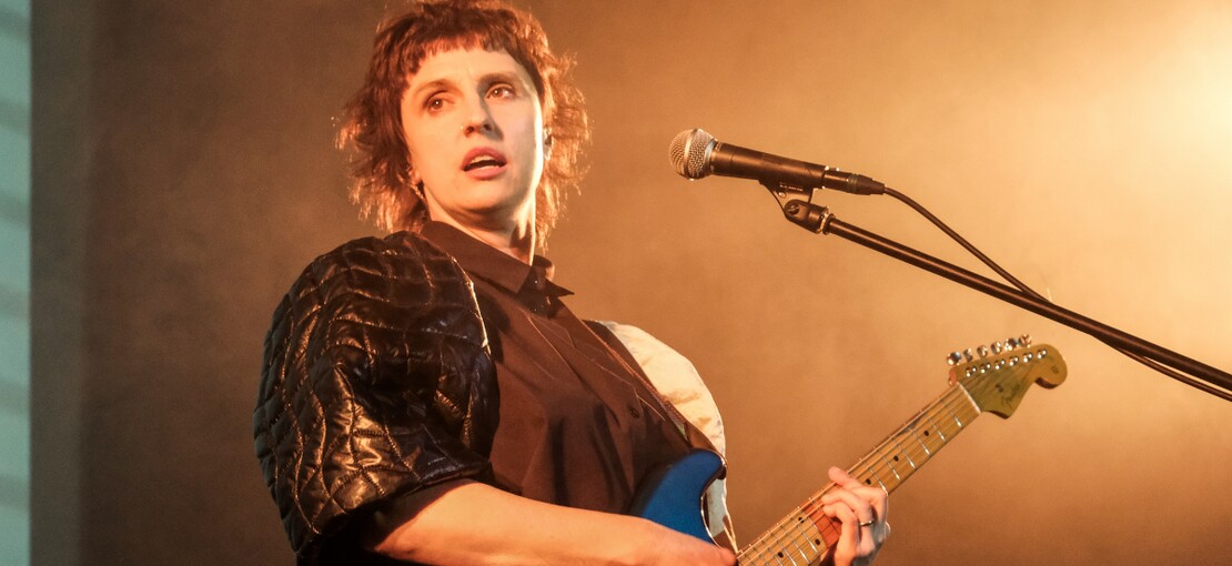 Obrázek k článku NAŽIVO: Absurdně geniální večer. Muchu v Brně křtil Buzerant Petra Čtvrtníčka