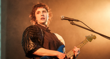 Náhledový obrázek k článku NAŽIVO: Absurdně geniální večer. Muchu v Brně křtil Buzerant Petra Čtvrtníčka