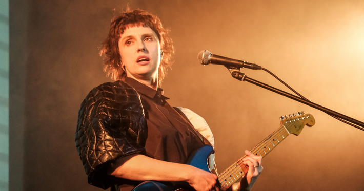 Náhledový obrázek k článku NAŽIVO: Absurdně geniální večer. Muchu v Brně křtil Buzerant Petra Čtvrtníčka