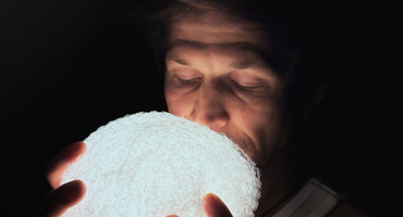 Náhledový obrázek k článku Peklo vánočních písní #3: Igor Orozovič strouhá hoblinky měsíce. Jeho šanson je důstojný