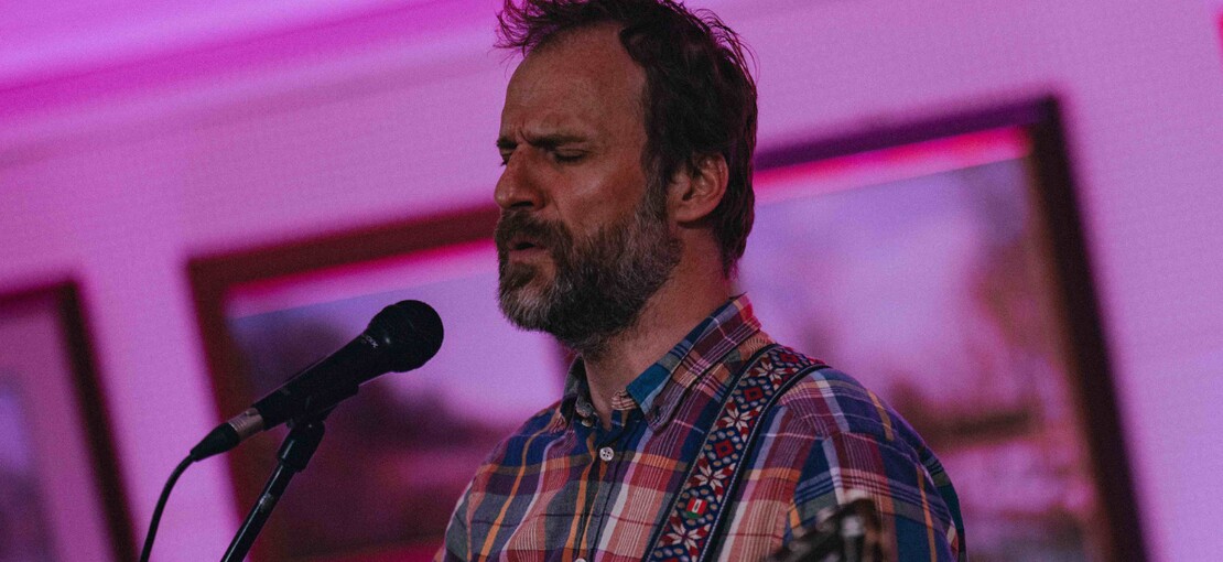 Obrázek k článku GLOSA: Václav Havelka v sobě probudil šamana. Píseň kreslí do písku