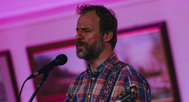 Náhledový obrázek k článku GLOSA: Václav Havelka v sobě probudil šamana. Píseň kreslí do písku