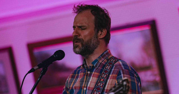 Náhledový obrázek k článku GLOSA: Václav Havelka v sobě probudil šamana. Píseň kreslí do písku