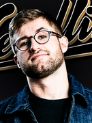 Náhledový obrázek k článku Lekce boomerství s Michalem Horákem. Mucha promluvila sama se sebou. Nový Headliner čtěte zdarma v appce