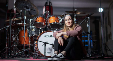 Náhledový obrázek k článku Bubenice, které leží svět u nohou. Anika Nilles teď udává rytmus kultovním Rush