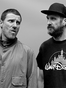 Náhledový obrázek k článku Sleaford Mods: Odporné dětství v Anglii. Mícháme hořkost, vztek, žárlivost a závist